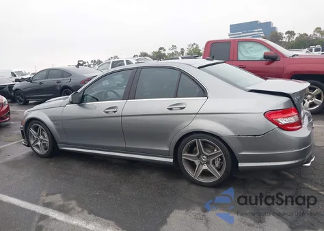 2009 Mercedes-Benz C 63 Amg z USA, uszkodzony, nr VIN WDDGF77XX9F307085